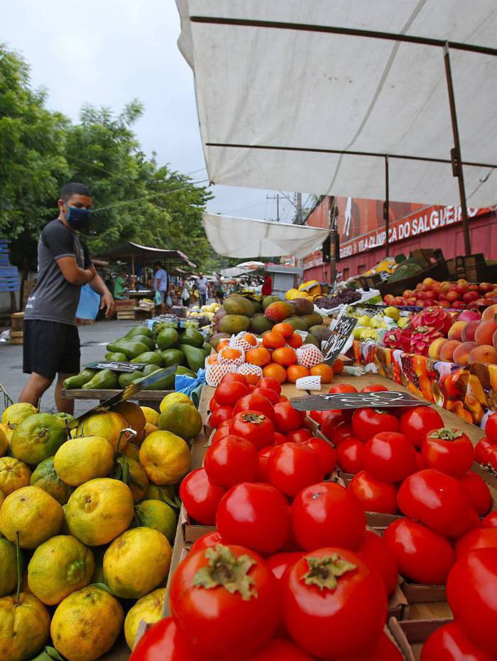 Outro dois quintos dos brasileiros diminu&iacute;ram o consumo de alimentos importantes, como carnes e frutas
