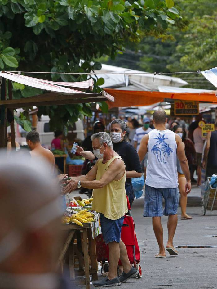 Rio - 15/04/2020 - COVID 19 - CORONAV&Iacute;RUS - HEROIS DA PANDEMIA - OS FEIRANTES - Movimenta&ccedil;&atilde;o de pessoas e feirantes na Feira Livre Silva Teles no Andara&iacute;. Feirantes reclamam muito da queda de vendas no local e o aumento do pre&ccedil;o de alguns produtos no CEASA. Foto: Daniel Castelo Branco / Agencia O Dia  