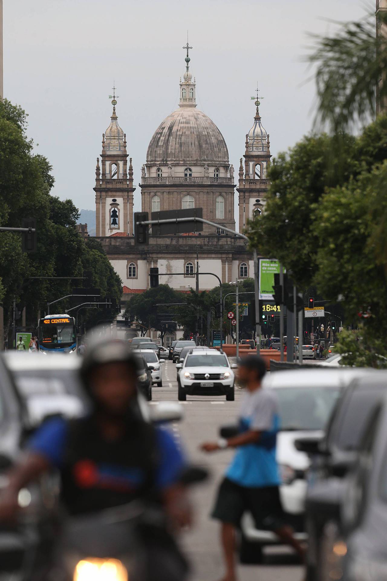 Rio - 15/04/2020 - COVID 19 - CORONAVÍRUS - Movimentação de pessoas e veículos na Av. Presidente Vargas, no Centro do Rio. Em época de quarentena, muitas pessoas pelas ruas. Foto: Daniel Castelo Branco / Agencia O Dia
