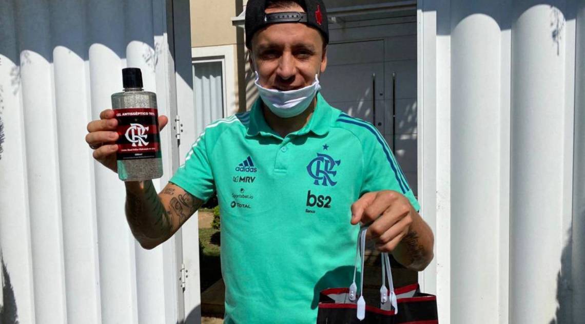 Rafinha recebeu o kit em sua casa