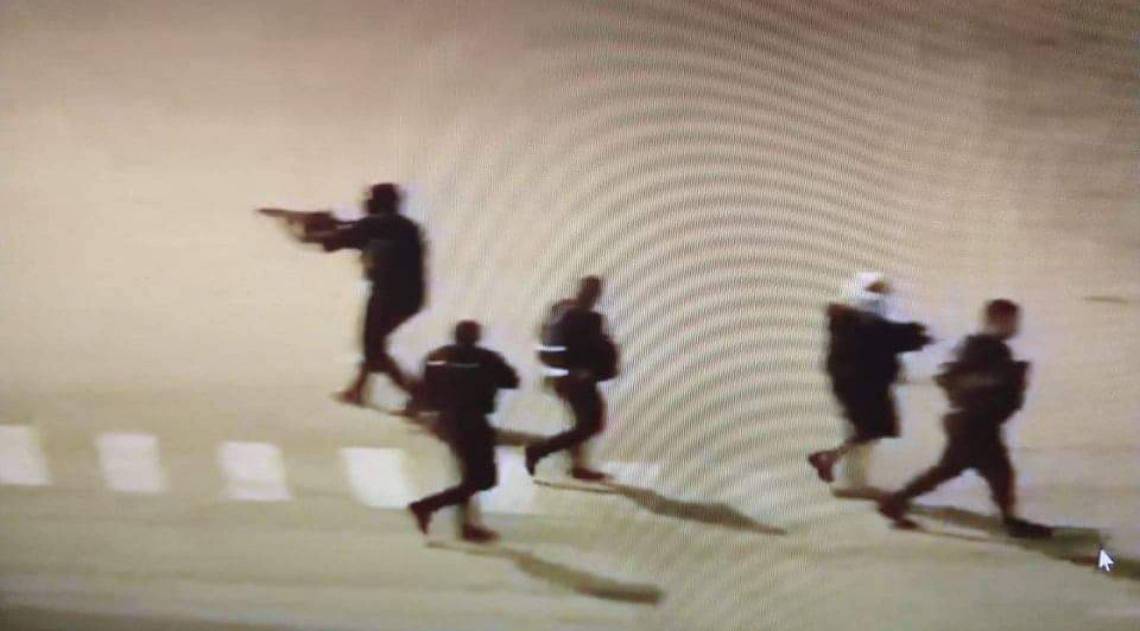 A&ccedil;&atilde;o dos criminosos foi registrada por c&acirc;meras de seguran&ccedil;a - Reprodução