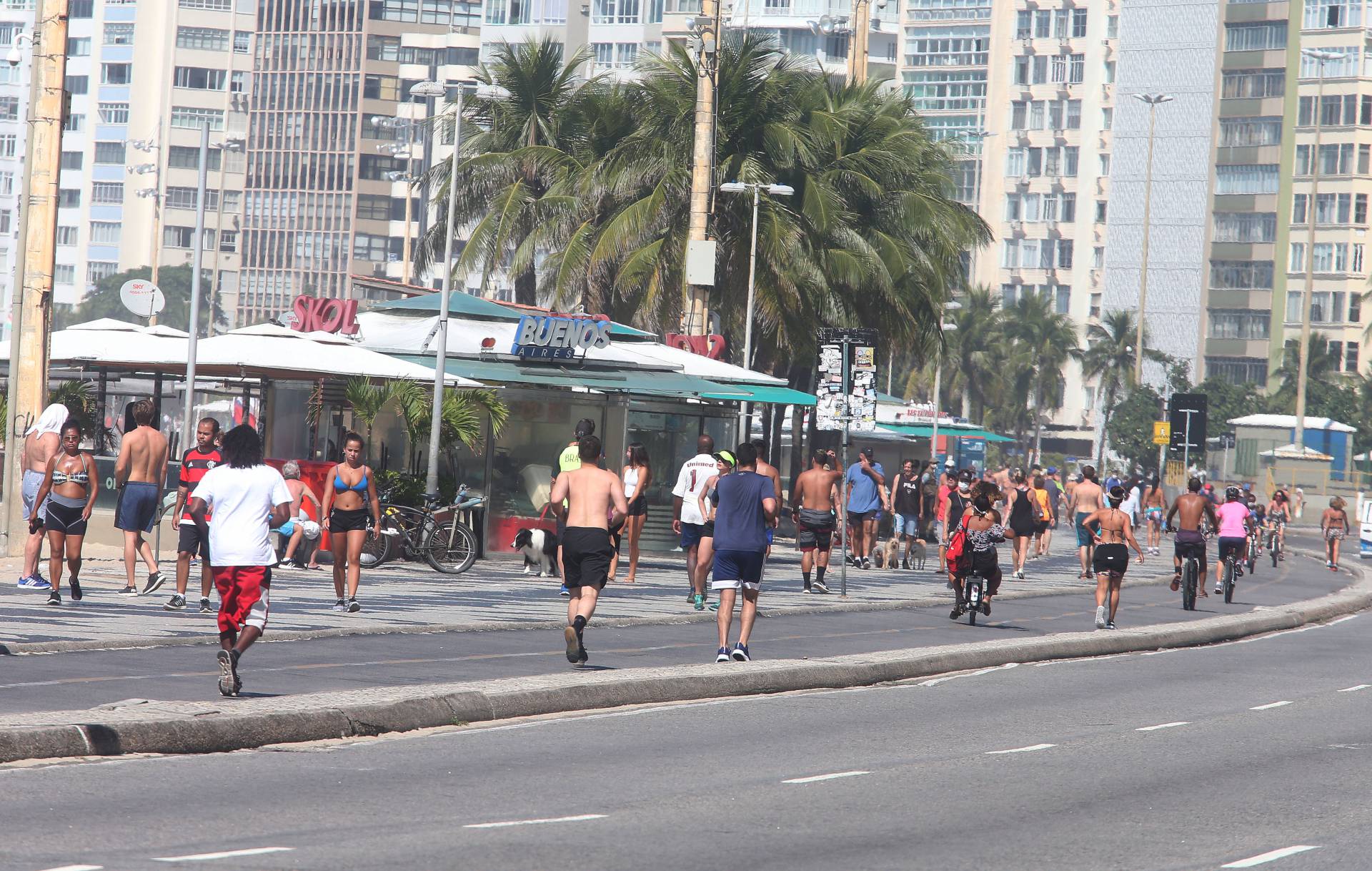 Movimento no calçadão de Copacabana era quase de um dia normal