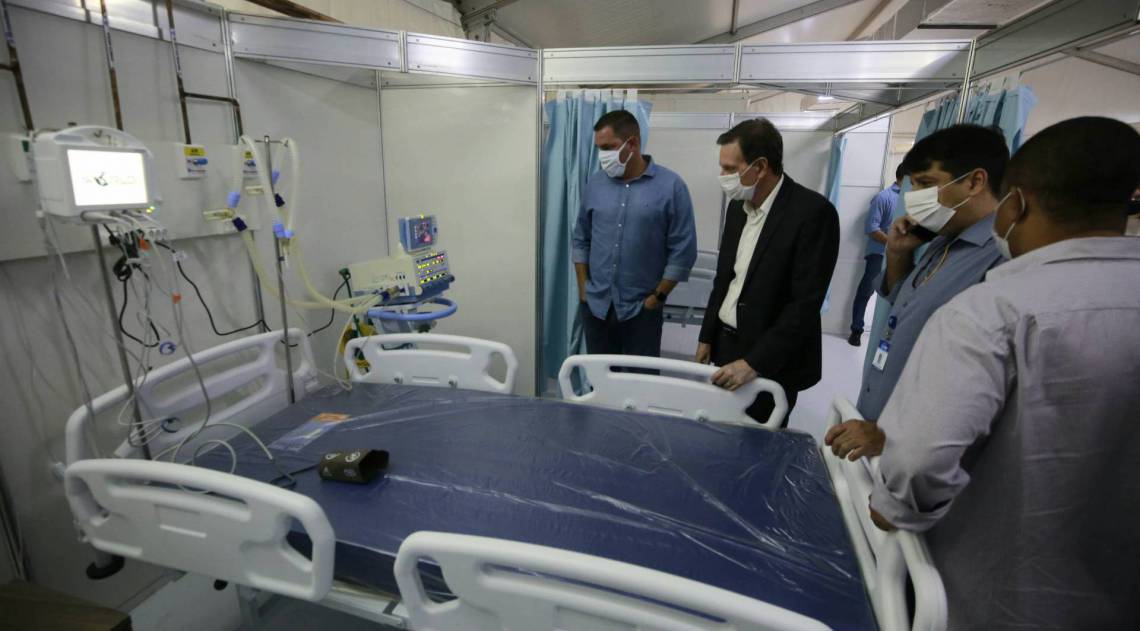  O prefeito Crivella visita um dos leitos com respirador instalado - Marcos de Paula/Prefeitura do Rio