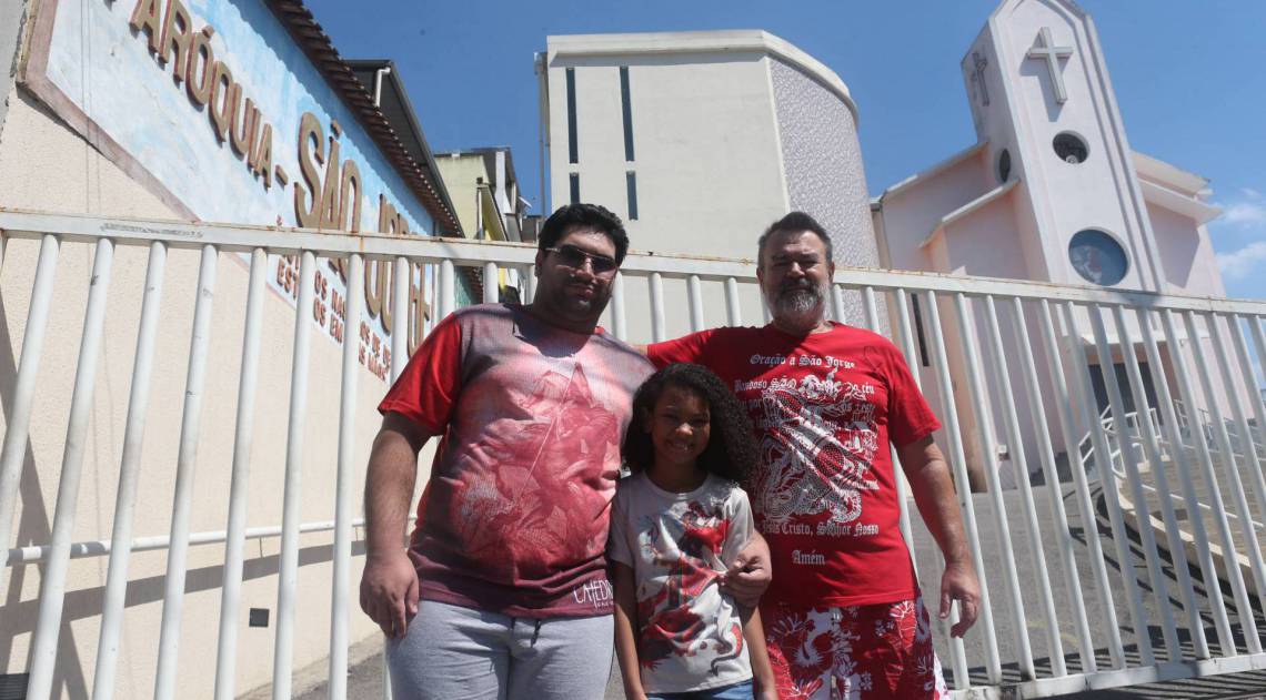 Rio,22/04/2020 -COVID-19 -CORONAVIRUS, QUINTINO, Paroquia de Sao Jorge. Na foto. familia de devotos, Danilo Dragon(filho), Yasmin Dragon(neta) e Milton Dragon(pai).Foto: Cleber Mendes/Agência O Dia