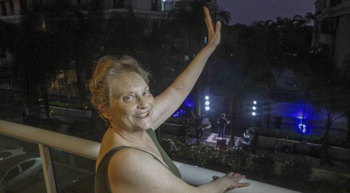 Rio, 22/04/2020  - COVID 19 - CORONAVIRUS - Cantor Alex Cohen Faz shows beneficentes em condominios do Rio de Janeiro. Barra da Tijuca. zona oeste do Rio. coronavirusrio.Na foto Angela. Foto: Ricardo Cassiano/Agencia O Dia