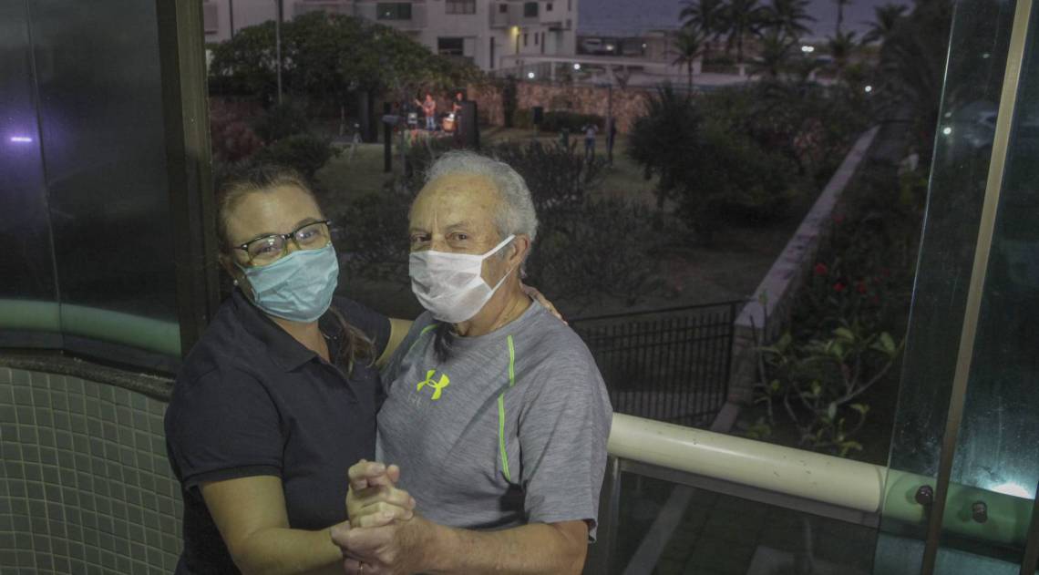 Rio, 22/04/2020  - COVID 19 - CORONAVIRUS - Cantor Alex Cohen Faz shows beneficentes em condominios do Rio de Janeiro. Barra da Tijuca. zona oeste do Rio. coronavirusrio.Na foto Monica e seu marido. Foto: Ricardo Cassiano/Agencia O Dia