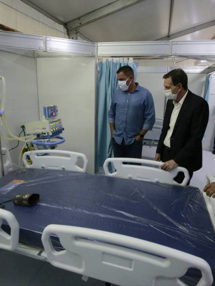  O prefeito Crivella visita um dos leitos com respirador instalado