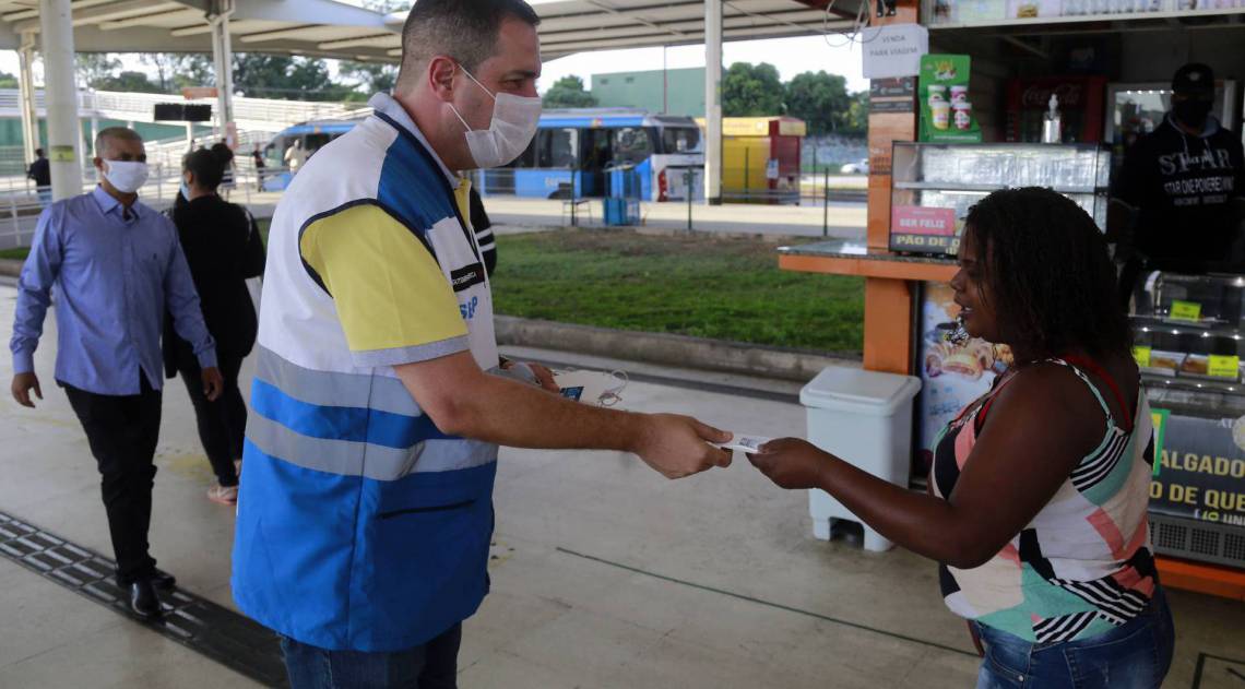 A Prefeitura do Rio, por meio da Secretaria Municipal de Ordem Pública (Seop), iniciou a distribuição de máscaras de proteção para a população