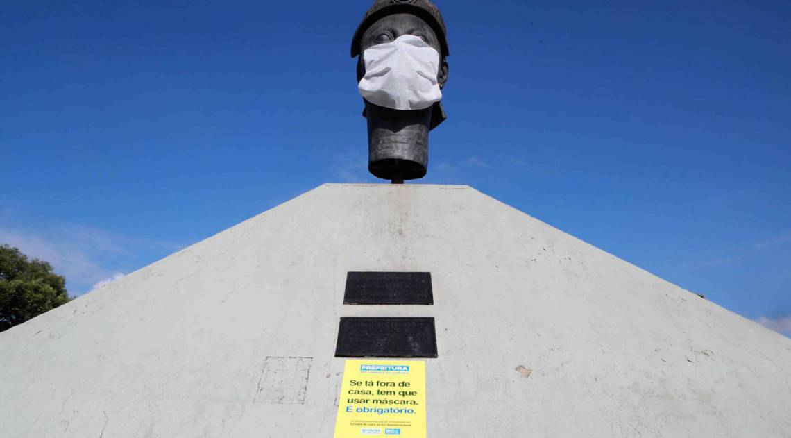 Rio, 23/04/2020  - COVID 19 - CORONAVIRUS - Estatuas em diversos pontos da cidade com mascara no rosto, na foto Zumbi dos Palmares, coronavirusrio. Foto: Gilvan de Souza /Agencia O Dia - Gilvan de Souza / Agencia O Dia
