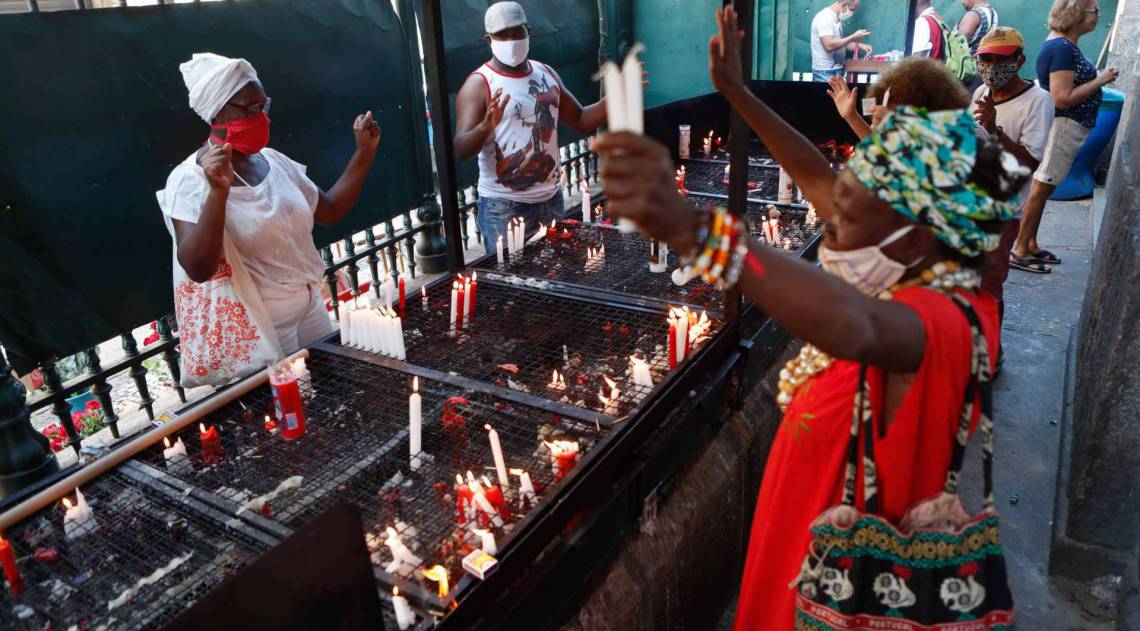 Rio, 23/04/2020  - COVID 19 - CORONAVIRUS - Movimentacao na igreja de Sao Jorge no Centro, coronavirusrio. Foto: Gilvan de Souza /Agencia O Dia