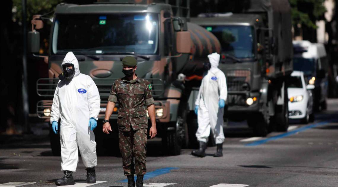 Rio, 23/04/2020  - COVID 19 - CORONAVIRUS - Exercito lava a Rua Barata Ribeiro no treco proximo a estacao do Metro Cardeal Arcoverde em Copacabana, coronavirusrio. Foto: Gilvan de Souza /Agencia O Dia