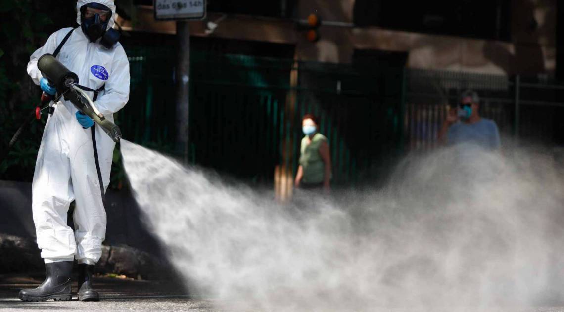 Rio, 23/04/2020  - COVID 19 - CORONAVIRUS - Exercito lava a Rua Barata Ribeiro no treco proximo a estacao do Metro Cardeal Arcoverde em Copacabana, coronavirusrio. Foto: Gilvan de Souza /Agencia O Dia
