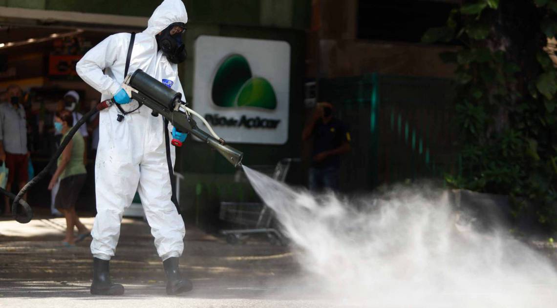 Rio, 23/04/2020  - COVID 19 - CORONAVIRUS - Exercito lava a Rua Barata Ribeiro no treco proximo a estacao do Metro Cardeal Arcoverde em Copacabana, coronavirusrio. Foto: Gilvan de Souza /Agencia O Dia