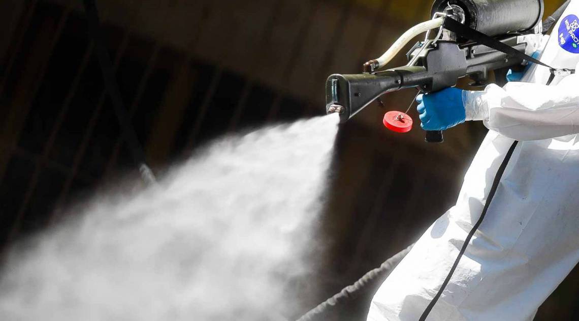 Rio, 23/04/2020  - COVID 19 - CORONAVIRUS - Exercito lava a Rua Barata Ribeiro no treco proximo a estacao do Metro Cardeal Arcoverde em Copacabana, coronavirusrio. Foto: Gilvan de Souza /Agencia O Dia