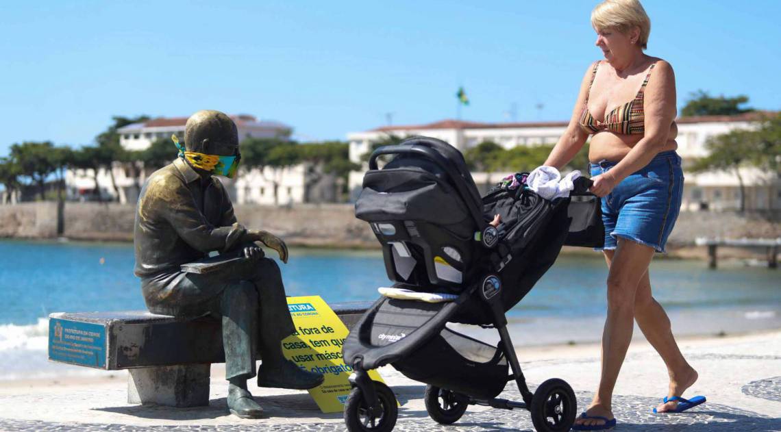Rio, 23/04/2020  - COVID 19 - CORONAVIRUS - Primeiro dia de uso de mascaras na Cidade do Rio, na foto pessoas na Orla de Copacabana, coronavirusrio. Foto: Gilvan de Souza /Agencia O Dia