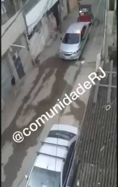 Carro de som do tráfico avisa toque de recolher na favela de Acari