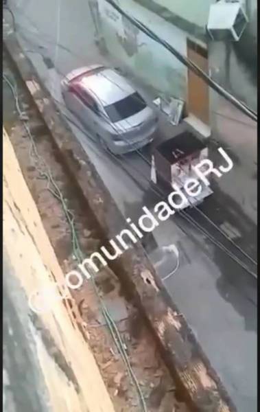 Carro de som do tráfico avisa toque de recolher na favela de Acari