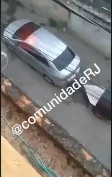 Carro de som do tráfico avisa toque de recolher na favela de Acari