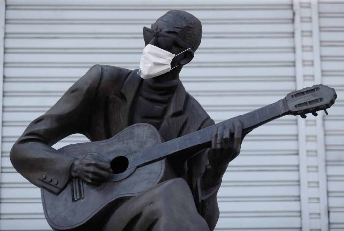 Rio, 23/04/2020  - COVID 19 - CORONAVIRUS - Estatuas em diversos pontos da cidade com mascara no rosto, na foto cartola, coronavirusrio. Foto: Gilvan de Souza /Agencia O Dia - Gilvan de Souza / Agencia O Dia