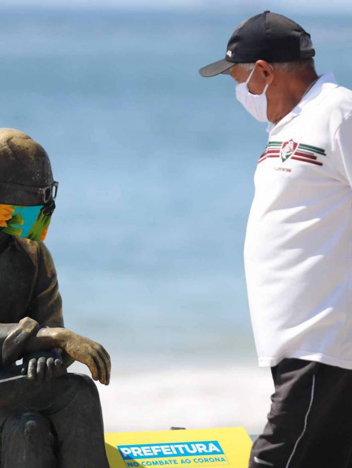 A estátua de Drummond com máscara no primeiro dia do decreto atraiu olhares em Copa
