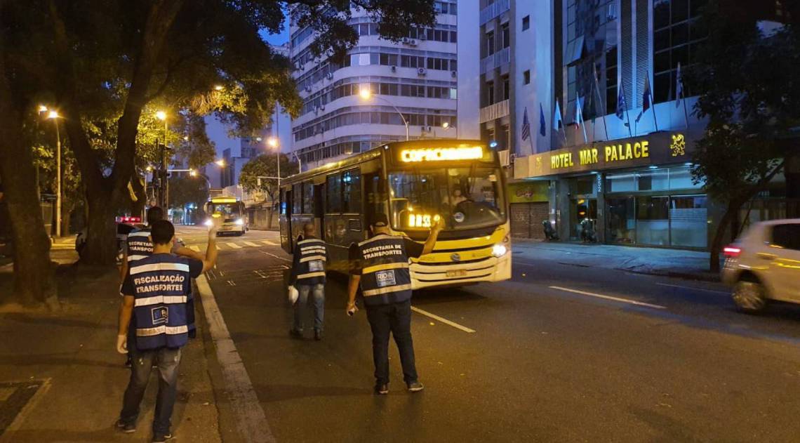 Ação educativa com motoristas de ônibus sobre uso de máscara 