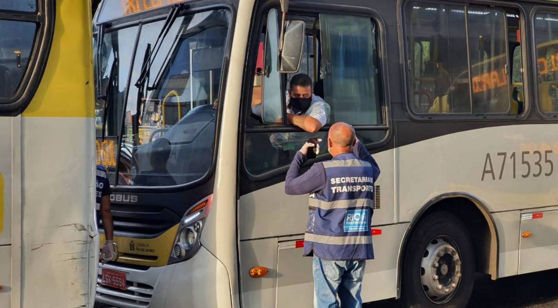 Ação educativa com motoristas de ônibus sobre uso de máscara 
