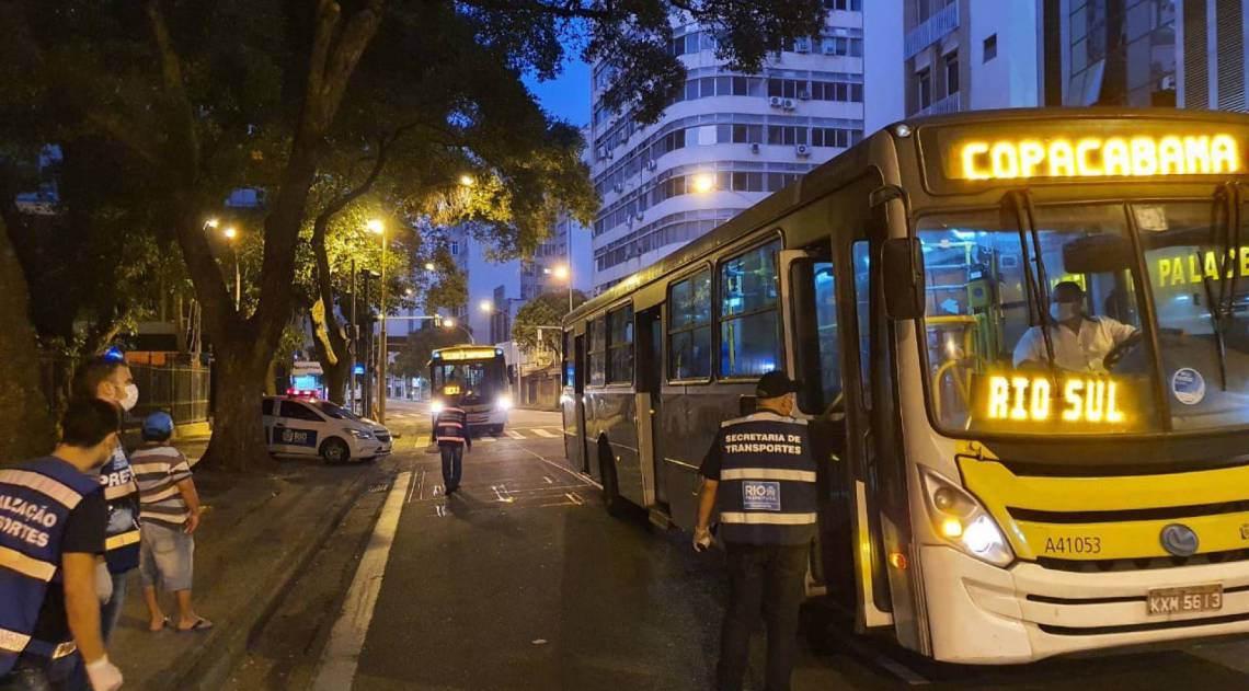 Ação educativa com motoristas de ônibus sobre uso de máscara 
