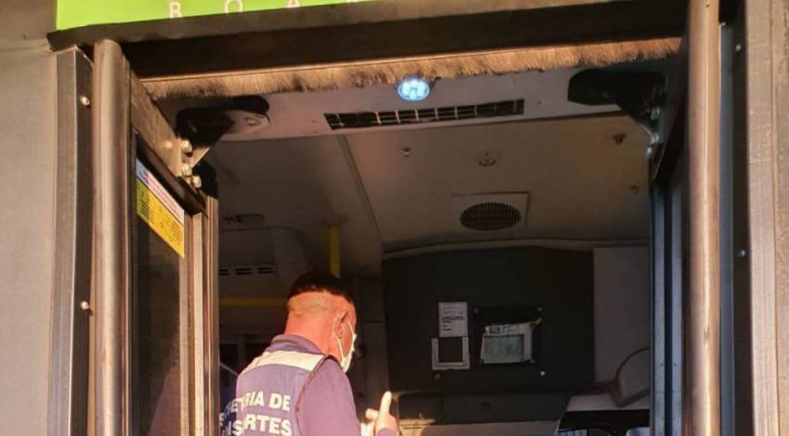 Ação educativa com motoristas de ônibus sobre uso de máscara 