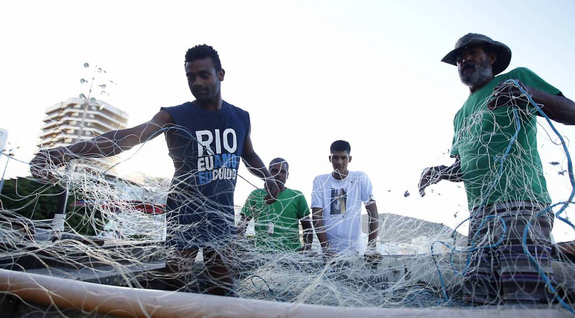 Rio de Janeiro 24/04/2020 - Covid-19 - Devido a pandemia  do COVID 19 os pescadores enfrentam dificuldades com a pouca  venda de peixes nos comércios. Foto: Luciano Belford/Agencia O Dia