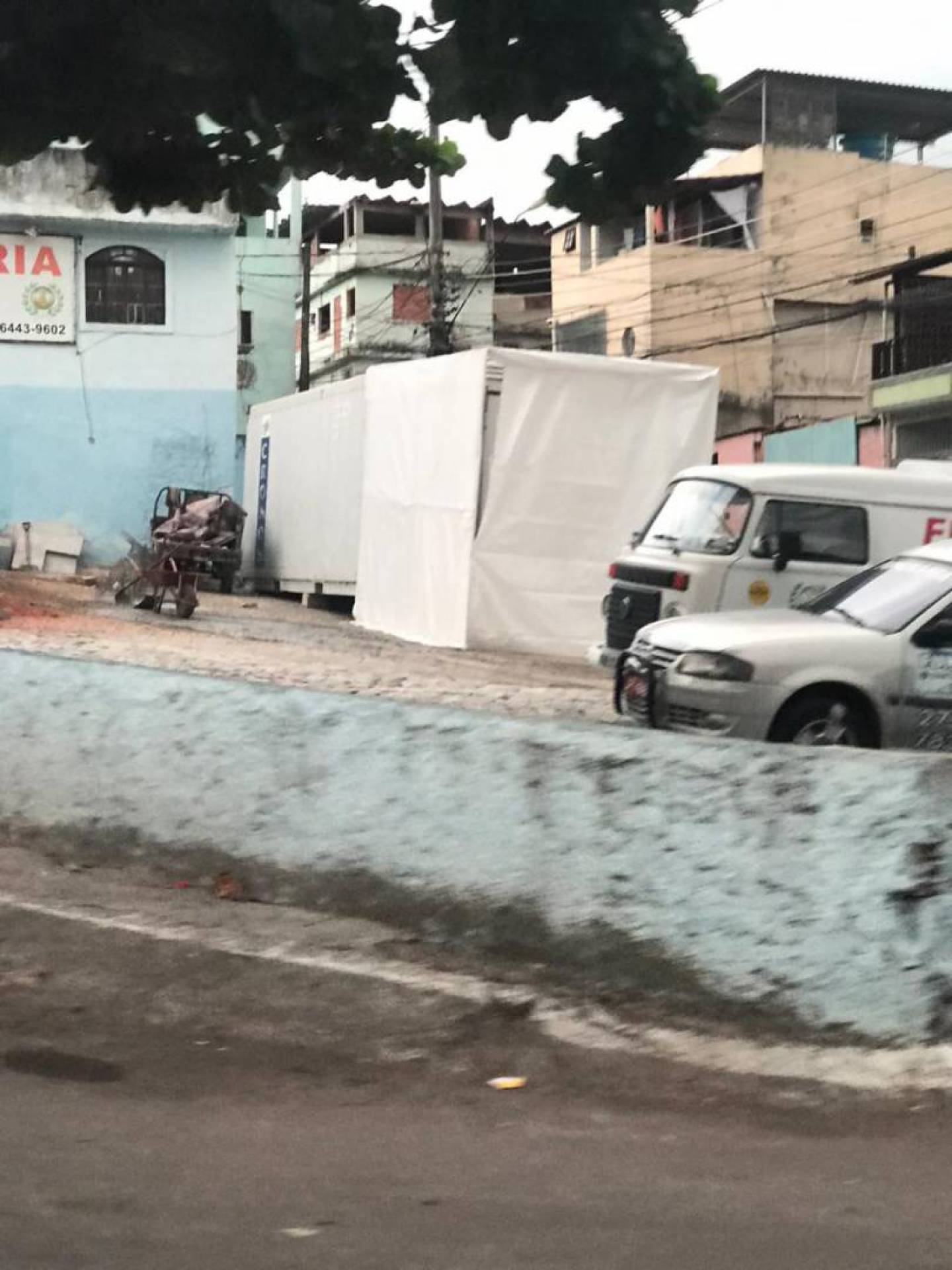 Cemitério de Duque de Caxias recebe contêiner frigorífico