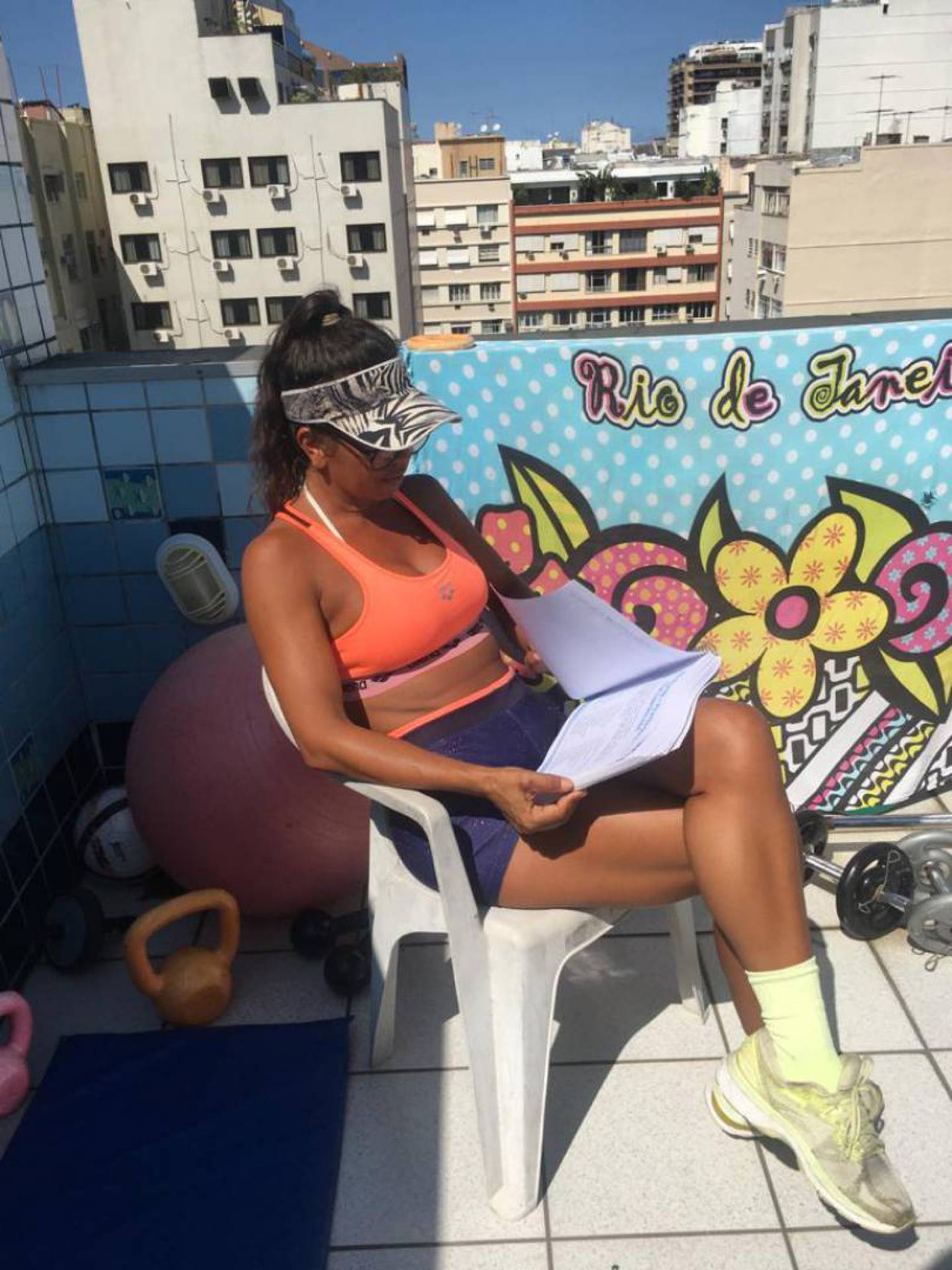 A professora de Educação Física Claudia Pacheco da Silva fala sobre a rotina de pegar sol durante o isolamento social por conta da pandemia do novo coronavírus