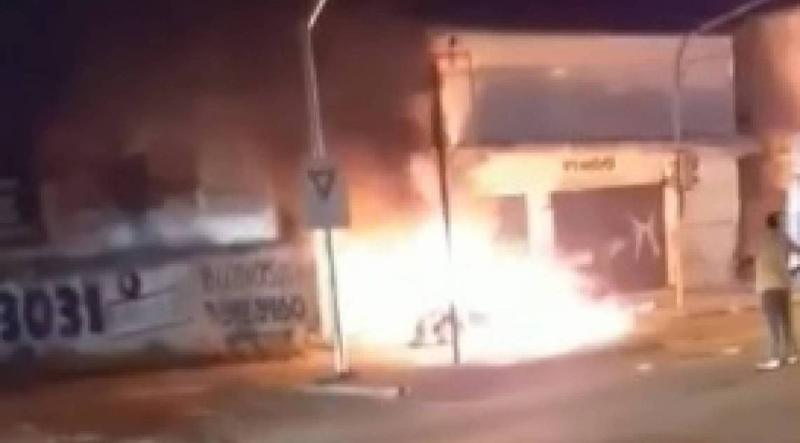 Carro explodiu na Avenina Geremário Dantas, em Jacarepaguá - Facebook / Reprodução 