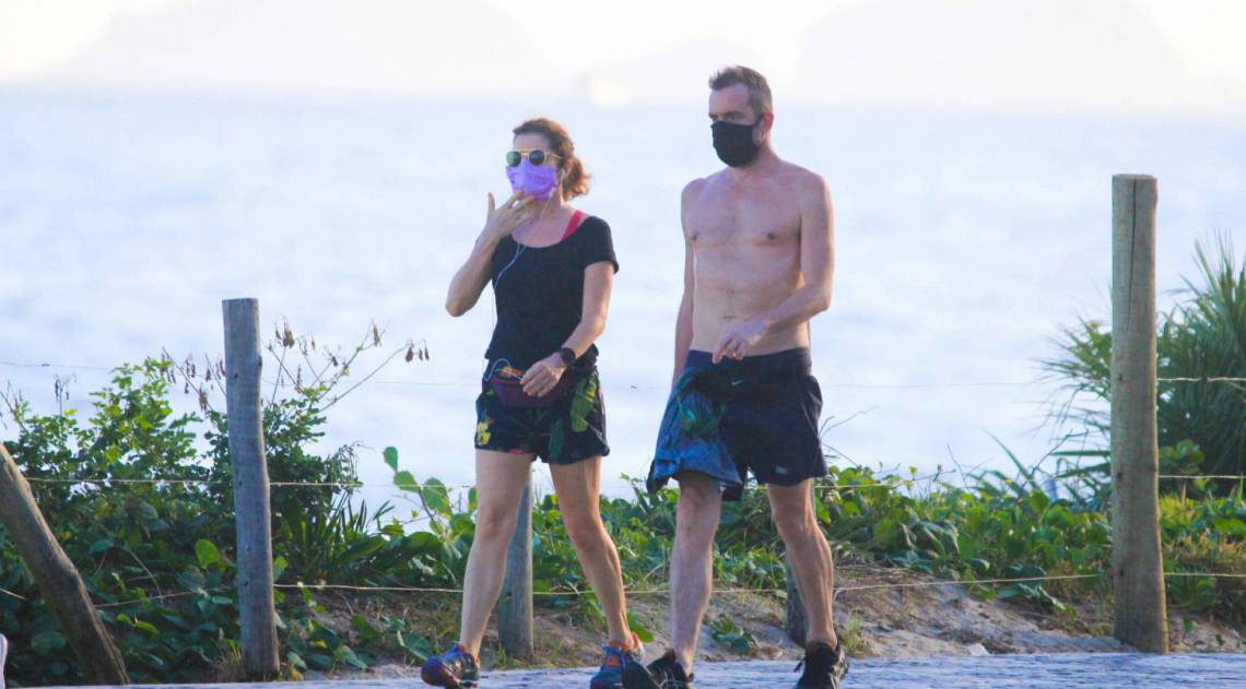 Debora Bloch caminha na orla de Ipanema  - Agnews