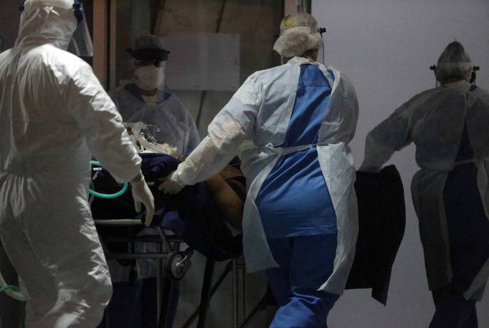 Médicos e enfermeiros do Hospital de Campanha Lagoa-Barra, no Leblon, receberam no sábado à noite o primeiro paciente com covid-19. A unidade abriu as portas às 18h
