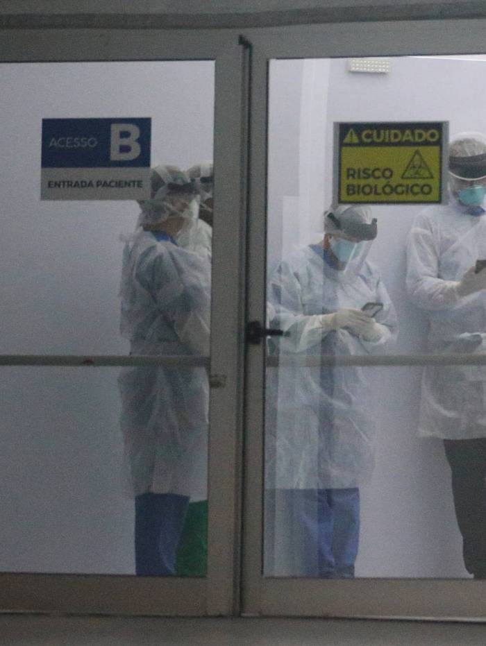 Rio - 25/04/2020 - COVID 19 - CORONAVÍRUS - Médicos e enfermeiros recebem primeiro paciente com Covid-19 no Hospital de Campanha Lagoa Barra no Leblon. Foto: Daniel Castelo Branco / Agencia O Dia