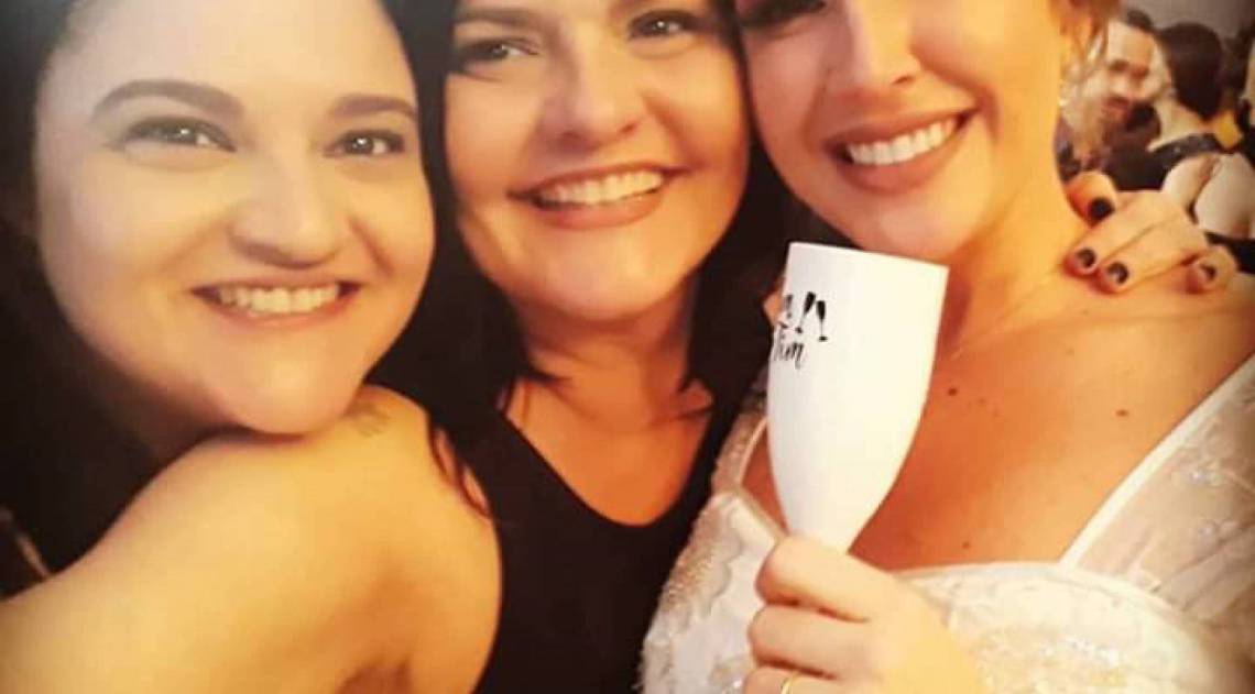 Brunna Condini (entre a mulher, Carolina Peres, e a amiga Eduarda) quer logo voltar a receber familiares e amigos em casa