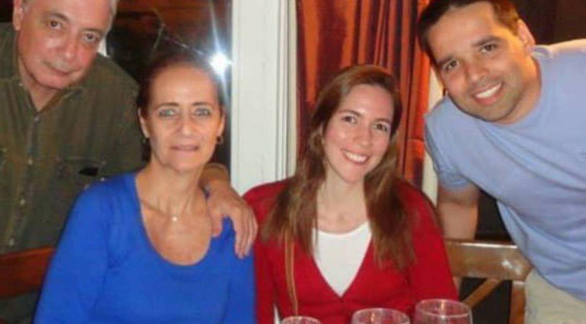 Camila Saraiva (com os pais e o marido, Vitor Muniz) sente saudade dos pais, do trabalho e dos alunos