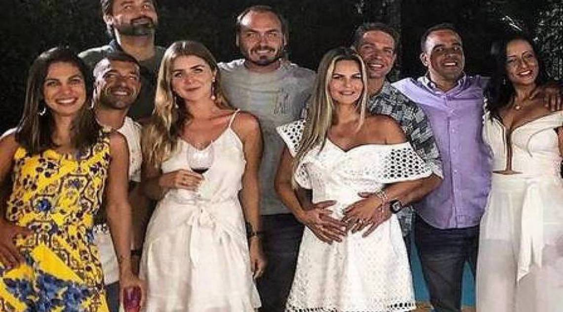 Carlos Bolsonaro, na festa de réveillon de 2018 para 2019, ao lado de Alexandre Ramagem (de camisa xadrez) - Reprodução