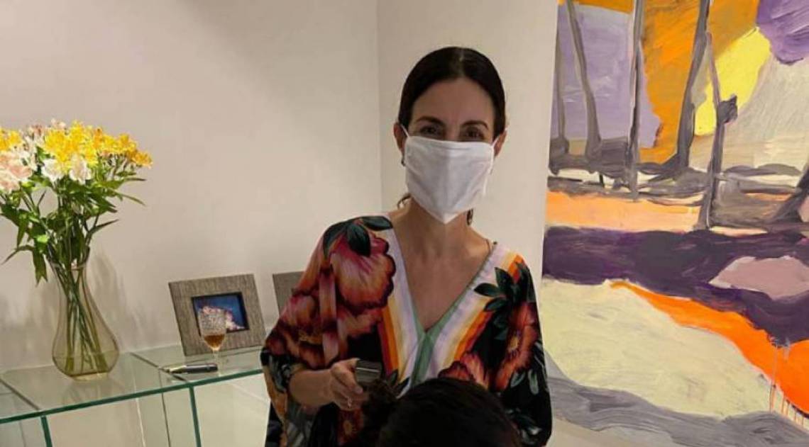 F&aacute;tima Bernardes corta o cabelo do namorado sozinha 