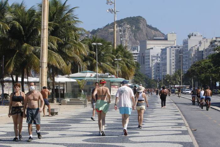 Movimentação na orla de Copacabana na manhã de domingo