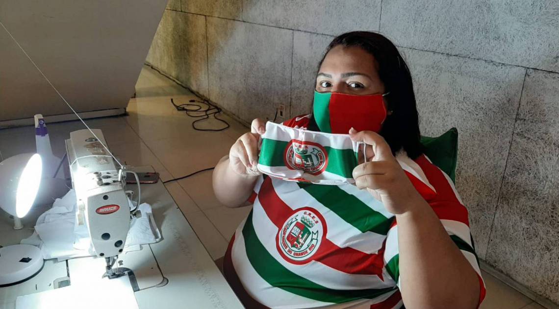 Grande Rio confecciona máscaras de proteção para a comunidade