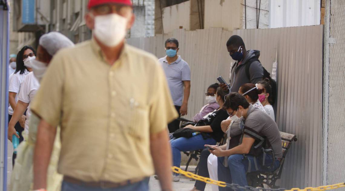 Com hospitais lotados, pacientes saem sem atendimento