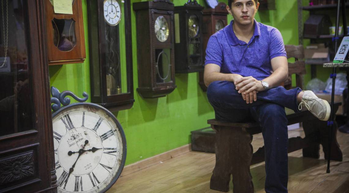 O comerciante Jo&atilde;o Taylor est&aacute; &agrave; frente da centen&aacute;ria relojoaria Casa Leal, que teve que mudar o compasso diante da pandemia