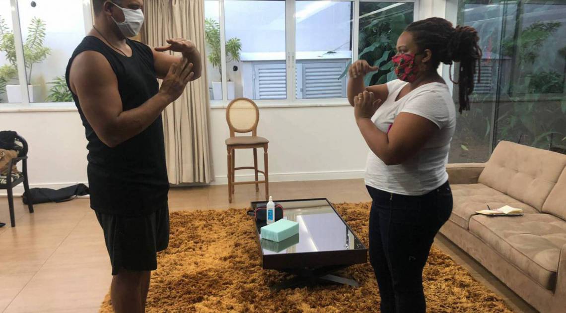 A intérprete de libras Gabriela, que trabalhou na live do Harmonia do Samba, ao lado do cantor Xanddy