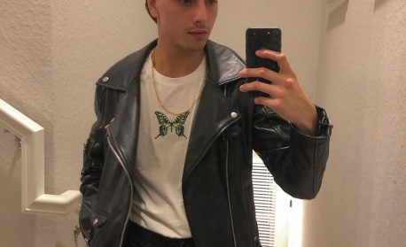 Filho de cantora gospel posa nu e revela que vai entrar para o OnlyFans