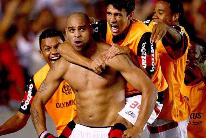 Adriano comemora golaço de cobertura contra o Coritiba, válido pelo Brasileirão de 2009