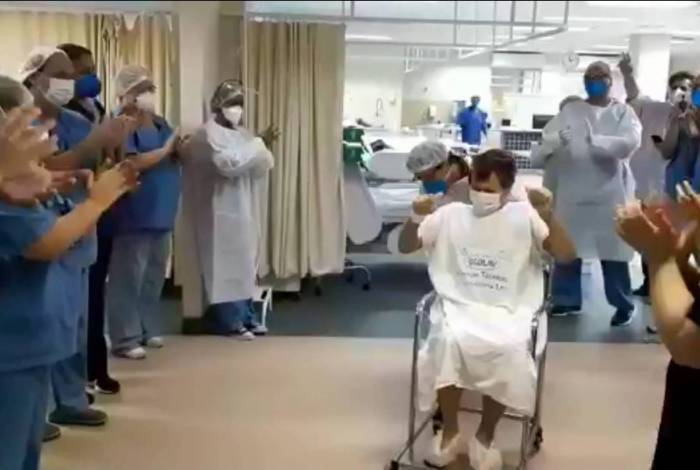 Dimas Francisco deixa  a unidade intensiva sob aplausos dos profissionais de Saúde, no Ronaldo Gazolla
