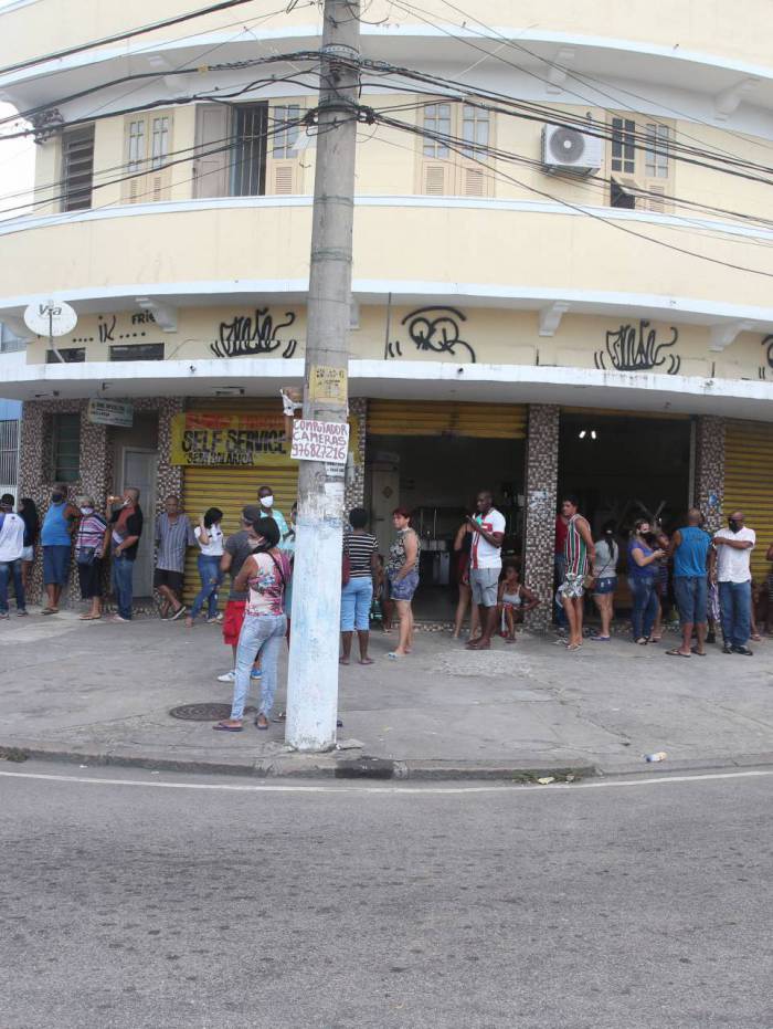 Rio,27/04/2020 -COVID-19 -CORONAVIRUS ,ROCHA MIRANDA,fila da Caixa Economica, pessoas de aglomeram em filas de agencias da Caixa no primeiro dia do saque do auxilio emergencial .Na foto. fila da caixa.Foto: Cleber Mendes/Ag&ecirc;ncia O Dia
