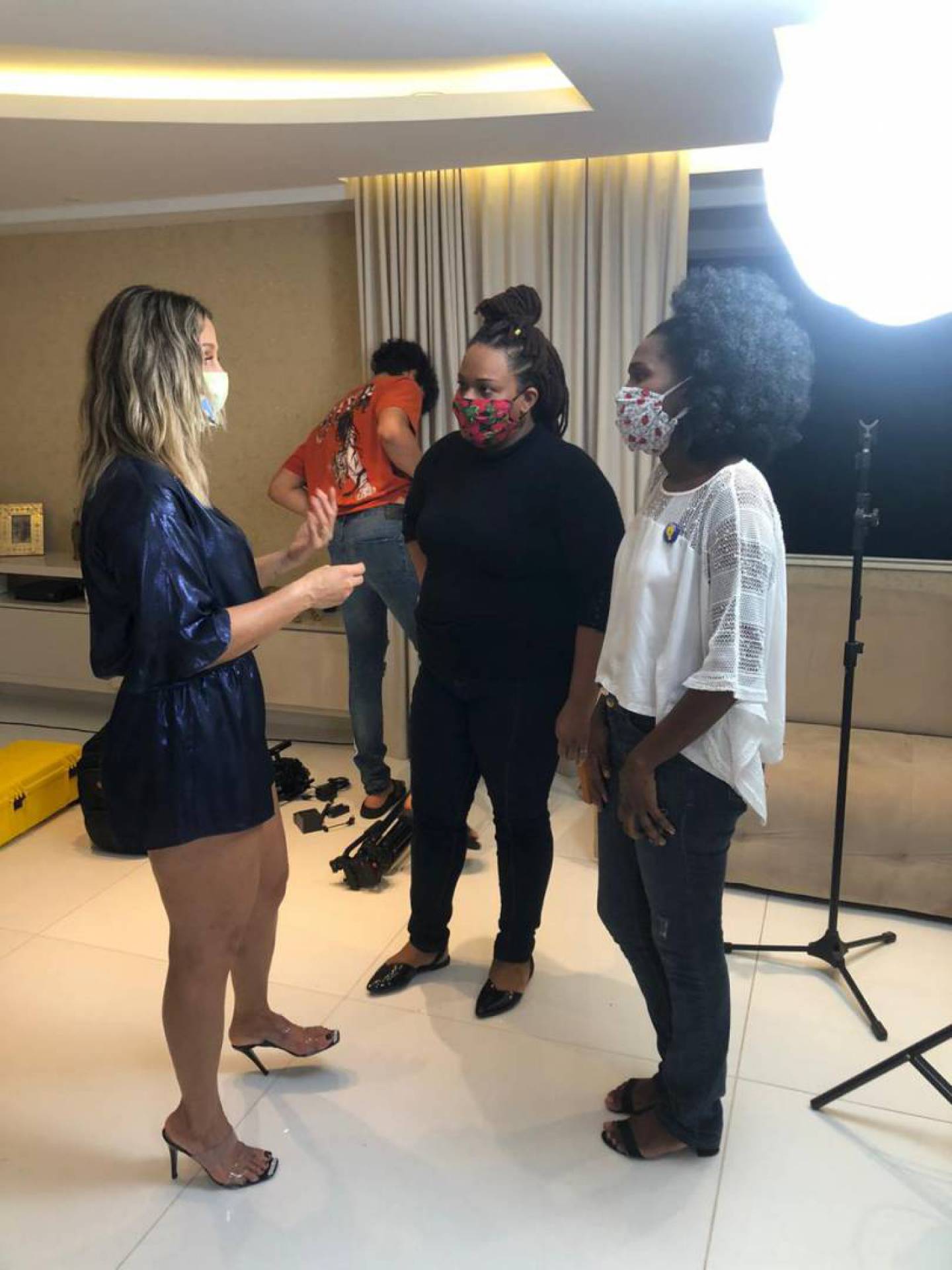 As intérpretes de libras Cintia Santos e Gabriela, que trabalharam na live do Harmonia do Samba, ao lado de Carla Perez