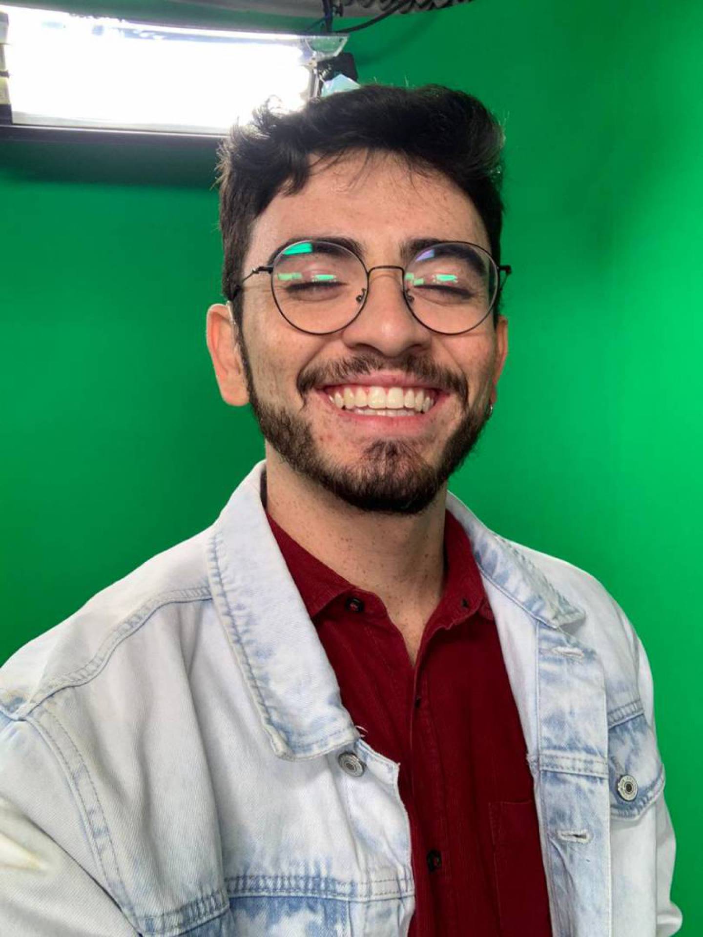 Surdo, o youtuber Gabriel Isaac trabalhou na live das cantoras Simone e Simaria, que contou com intérpretes de livres
